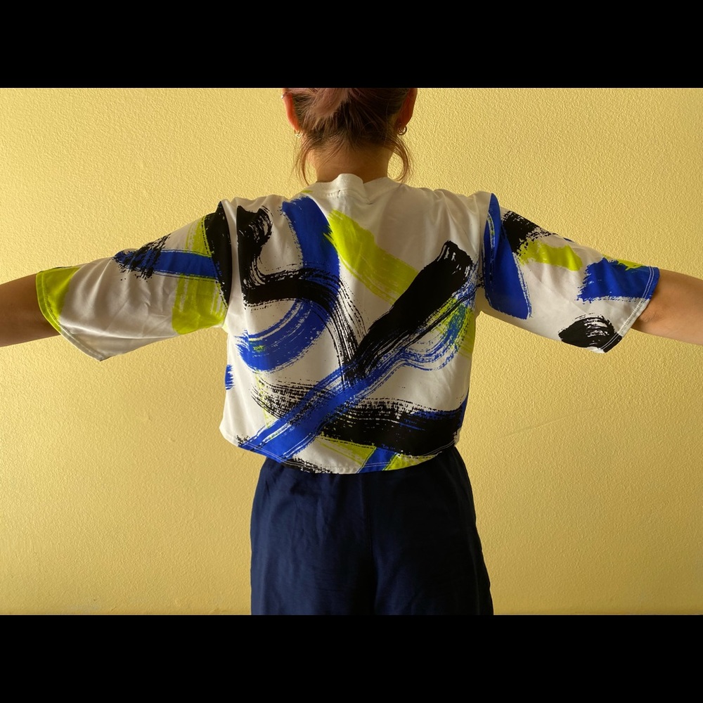 Graphic cropped t-shirt top. - Picture 4 of 4
